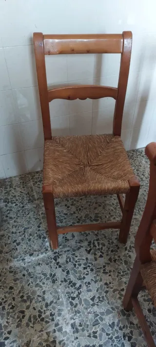 Mesa redonda de madera con 4 sillas