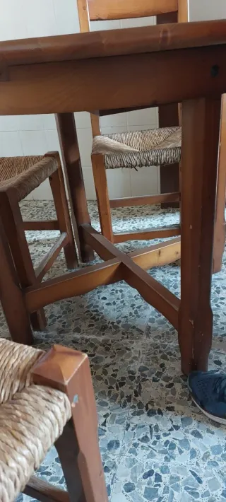 Mesa redonda de madera con 4 sillas