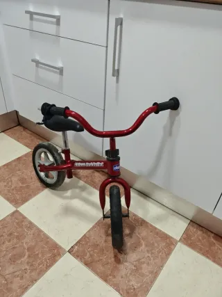 Bicicleta de equilibrio roja para niños