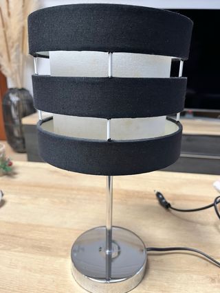 Lámpara de mesilla negra y blanca