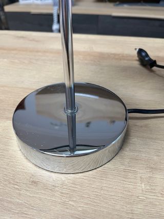 Lámpara de mesilla negra y blanca