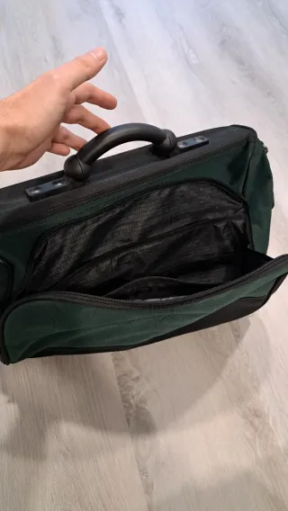 Maleta de mano Benetton verde y negra