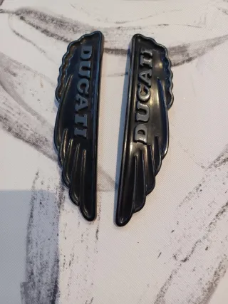 Emblema Ducati con alas