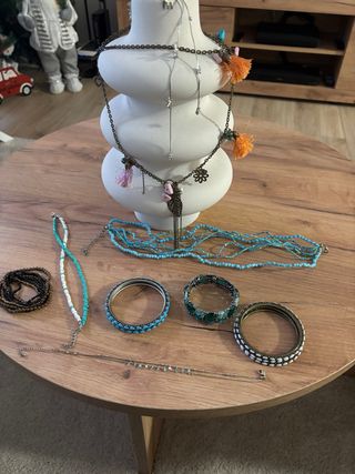 Lote de bisutería: pulseras y collares