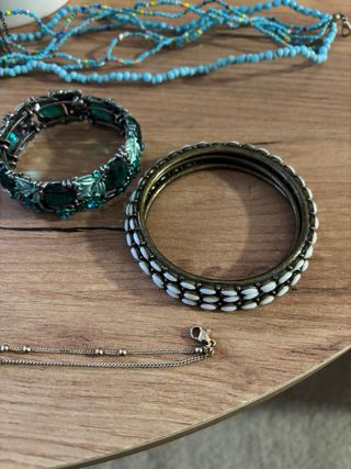 Lote de bisutería: pulseras y collares