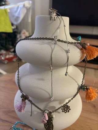 Lote de bisutería: pulseras y collares