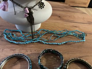Lote de bisutería: pulseras y collares