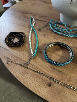 Lote de bisutería: pulseras y collares