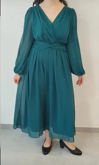 Vestido verde escote V cruzado gasa
