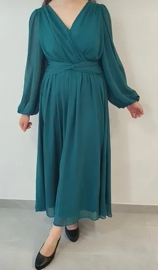 Vestido verde escote V cruzado gasa