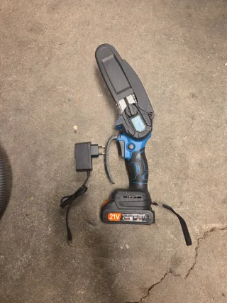 Mini motosierra a batería 21V