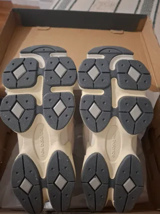 Zapatillas New Balance Beige y Gris