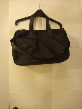 Bolso de viaje negro acolchado