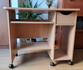 Mesa de ordenador con ruedas.