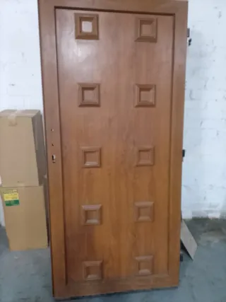Puerta blindada madera con hierro.es muy fuerte