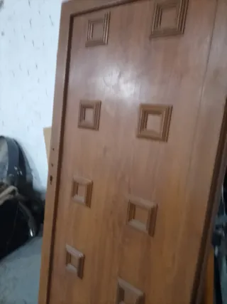 Puerta blindada madera con hierro.es muy fuerte