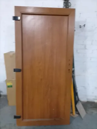 Puerta blindada madera con hierro.es muy fuerte