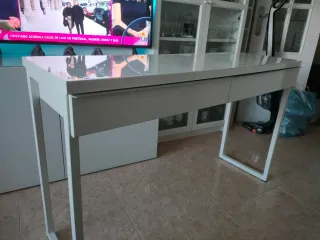 Scrivania con 2 cassetti