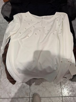 Blusa blanca con perlas Talla M perlas