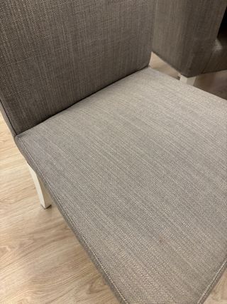 Sillas de comedor grises. Patas de color blanco.