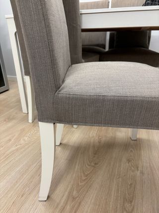 Sillas de comedor grises. Patas de color blanco.