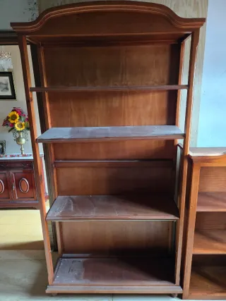 Estantería de madera marrón