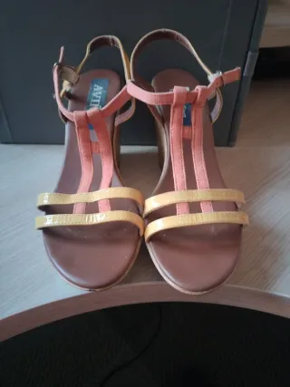 Sandalias cuña beige y naranja