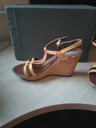 Sandalias cuña beige y naranja