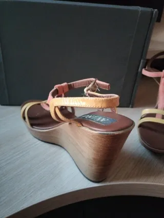 Sandalias cuña beige y naranja