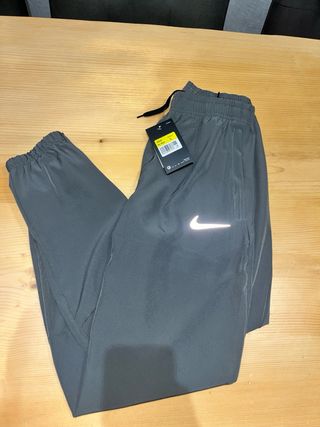 Conjunto deportivo Nike gris
