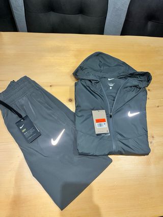 Conjunto deportivo Nike gris