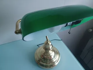 Lámpara de escritorio verde y dorada