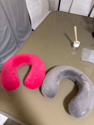 Almohadas de viaje rosa y gris de felpa