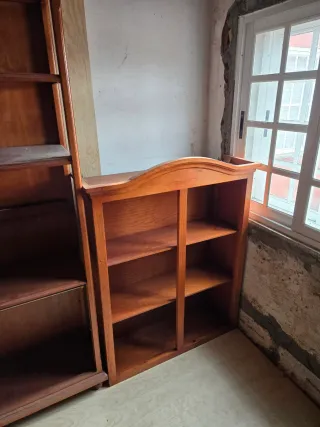 Estantería de madera marrón