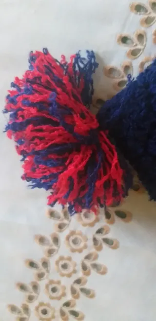 Gorro de lana azul y rojo con pompón