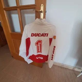 Chaqueta Supreme x Ducati talla L nuevo negociable