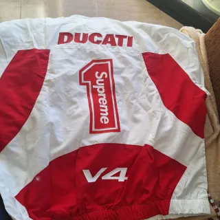 Chaqueta Supreme x Ducati talla L nuevo negociable