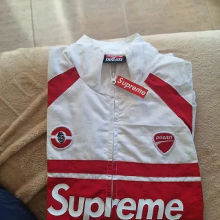 Chaqueta Supreme x Ducati talla L nuevo negociable