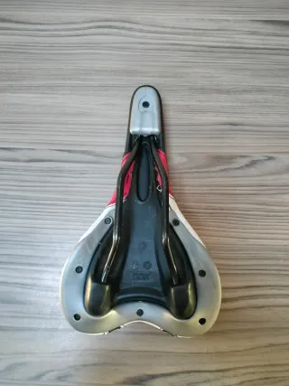 Sillín DDK negro, blanco y rojo