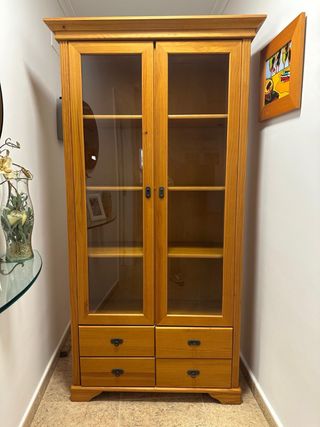 Aparador clásico de madera y cristal