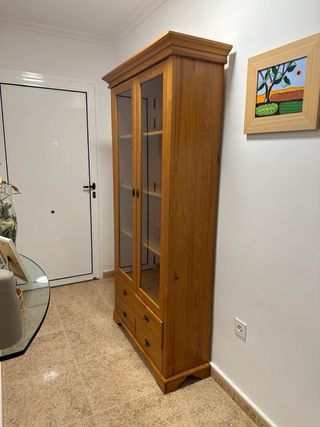 Aparador clásico de madera y cristal