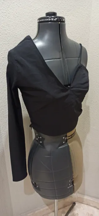 Top asimétrico negro una manga talla M