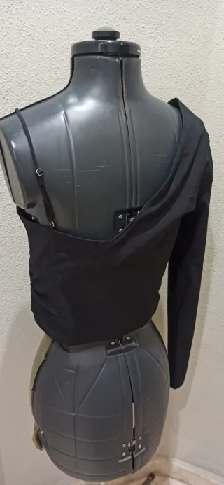 Top asimétrico negro una manga talla M