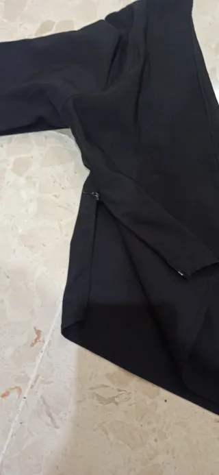 Top asimétrico negro una manga talla M