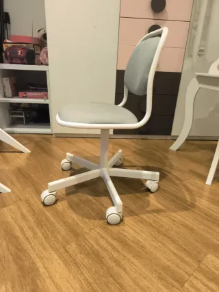 Silla de escritorio IKEA gris y blanca