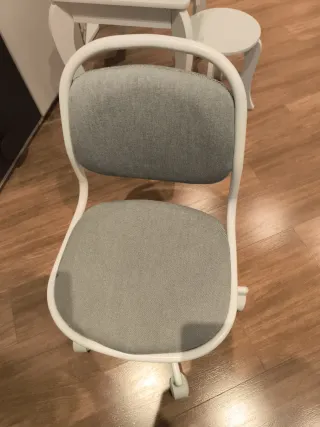 Silla de escritorio IKEA gris y blanca