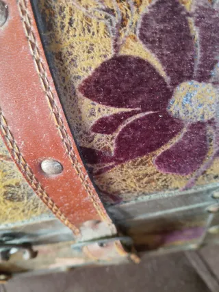 Baúles antiguos de madera con detalles