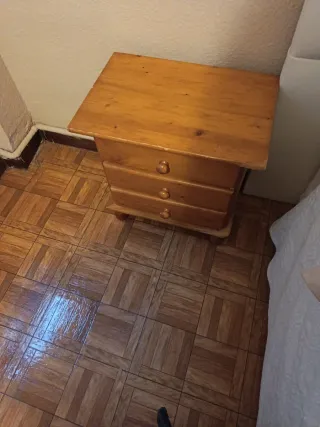 Mesilla de noche de madera color pino