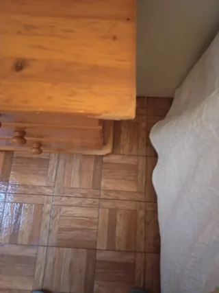 Mesilla de noche de madera color pino