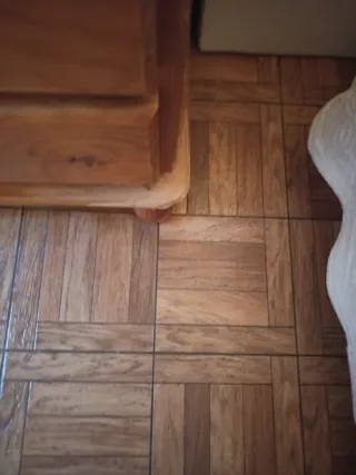 Mesilla de noche de madera color pino